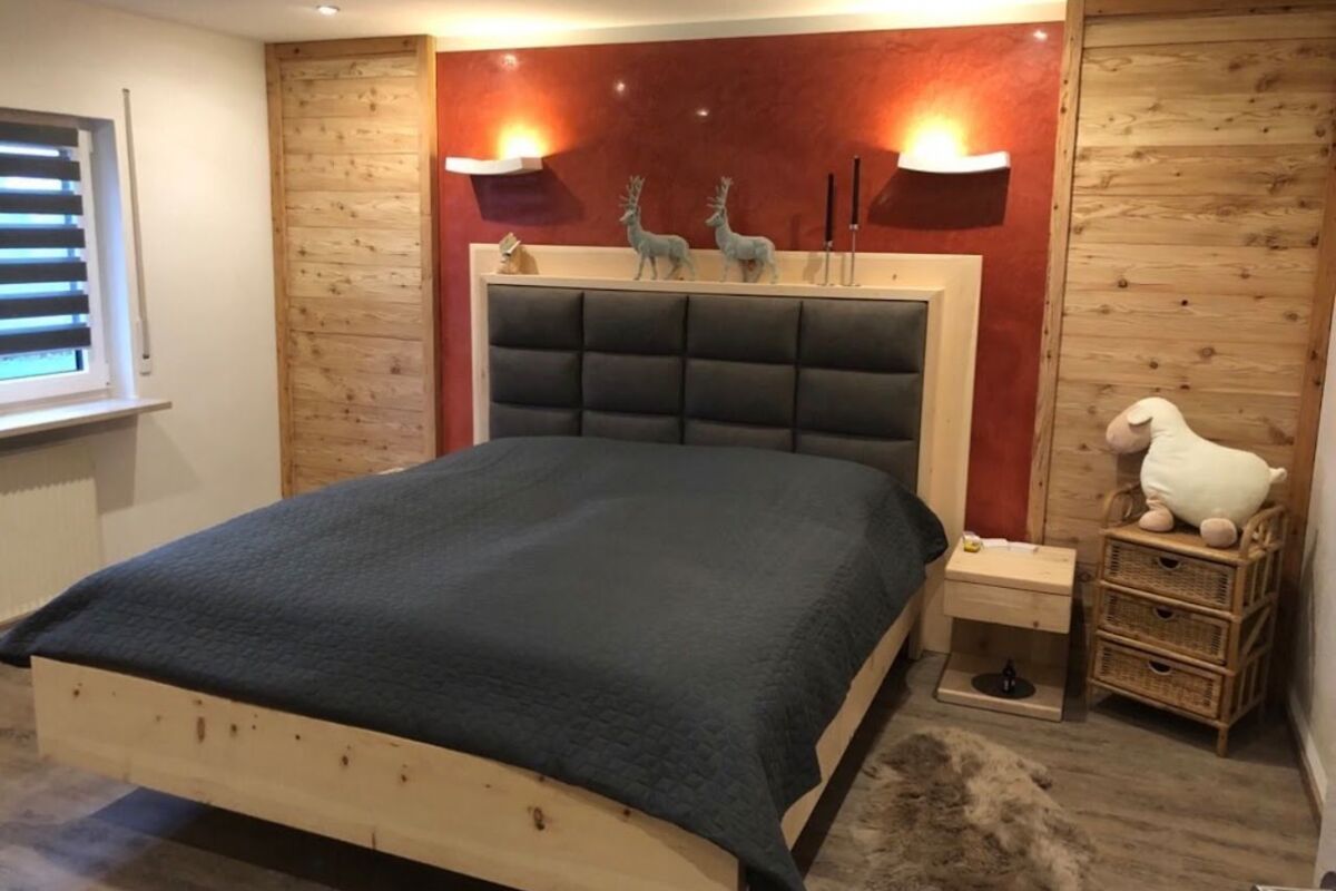 Zirbenbett Modell Nürnberg Massives Bettdesign aus Zirbenholz